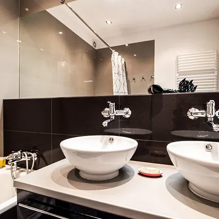 Powisle Superior By Bookinghost * Varşova